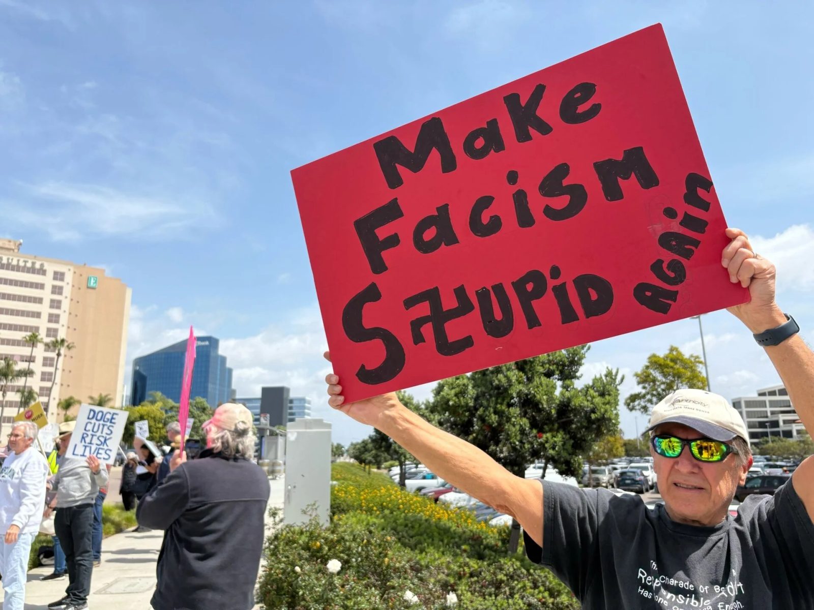 Tesla Takedown Protests: Massiiviset väkijoukot kokoontuvat Yhdysvalloissa.