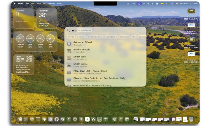 Navigointi Spotlight -sivustolla MacBook Airissa, jossa on MacOS Tahoe.