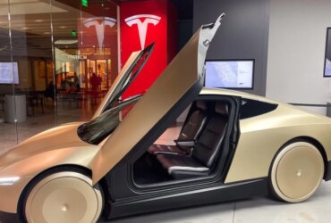 Waymo vs. Tesla: The Bizarre Robotaxi Race paljastettiin