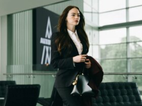 Emma Stone puolustaa roolia Miss Piggy Casting -kiistan keskellä