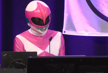 Pink Ranger Hacker kaataa White Supremacist -sivustot livenä lavalla